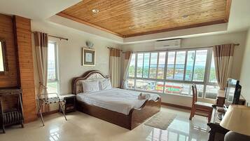 Grand suite | Een bureau, gratis wifi, beddengoed