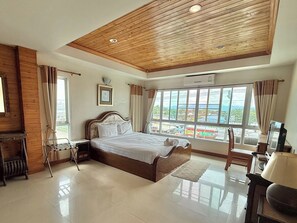 Grand Suite | Desk, free WiFi, bed sheets