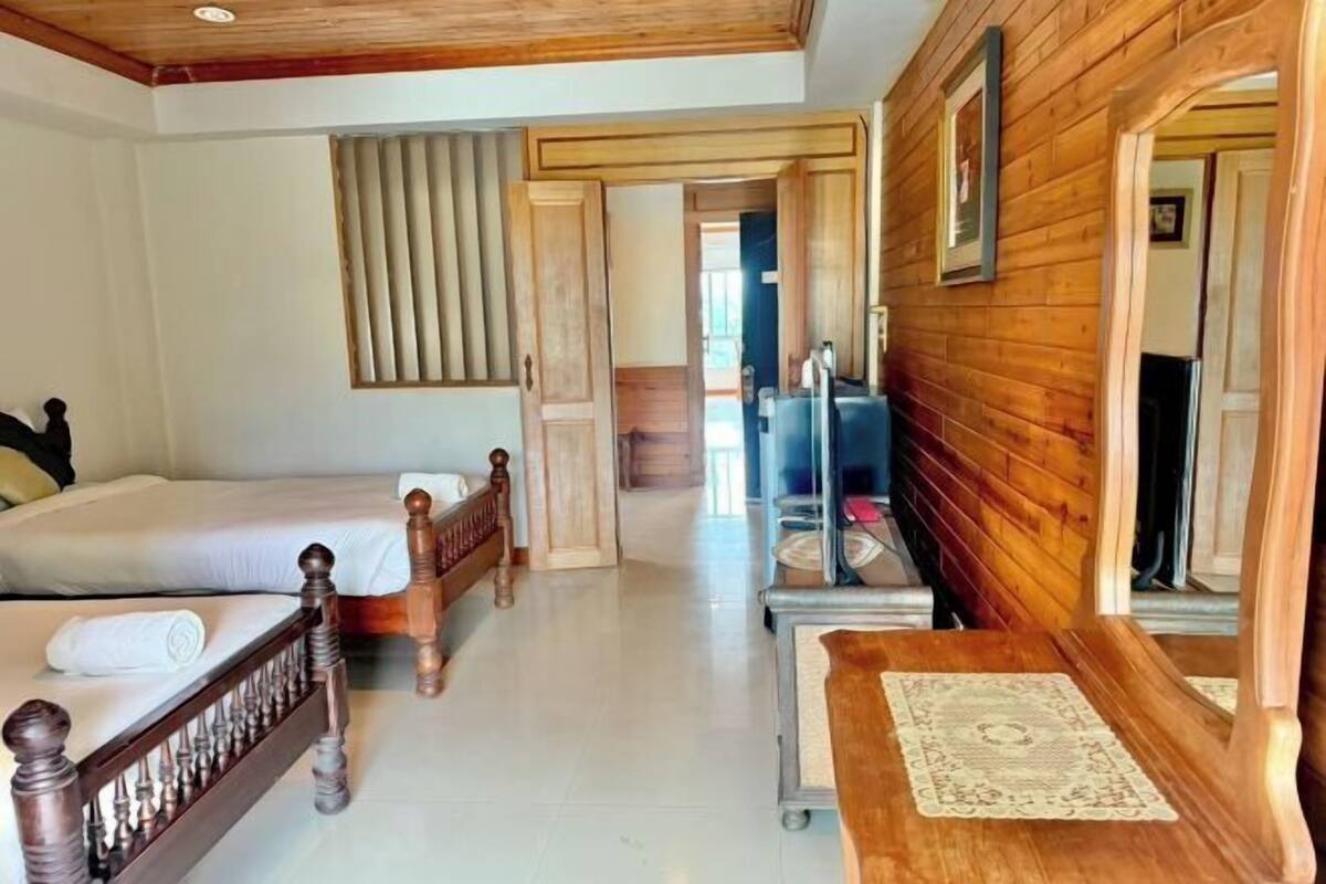 Escritorio, wifi gratis, ropa de cama