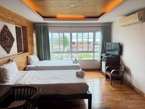 Escritorio, wifi gratis y ropa de cama 