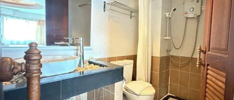Un baño con bañera, inodoro y lavabo.
