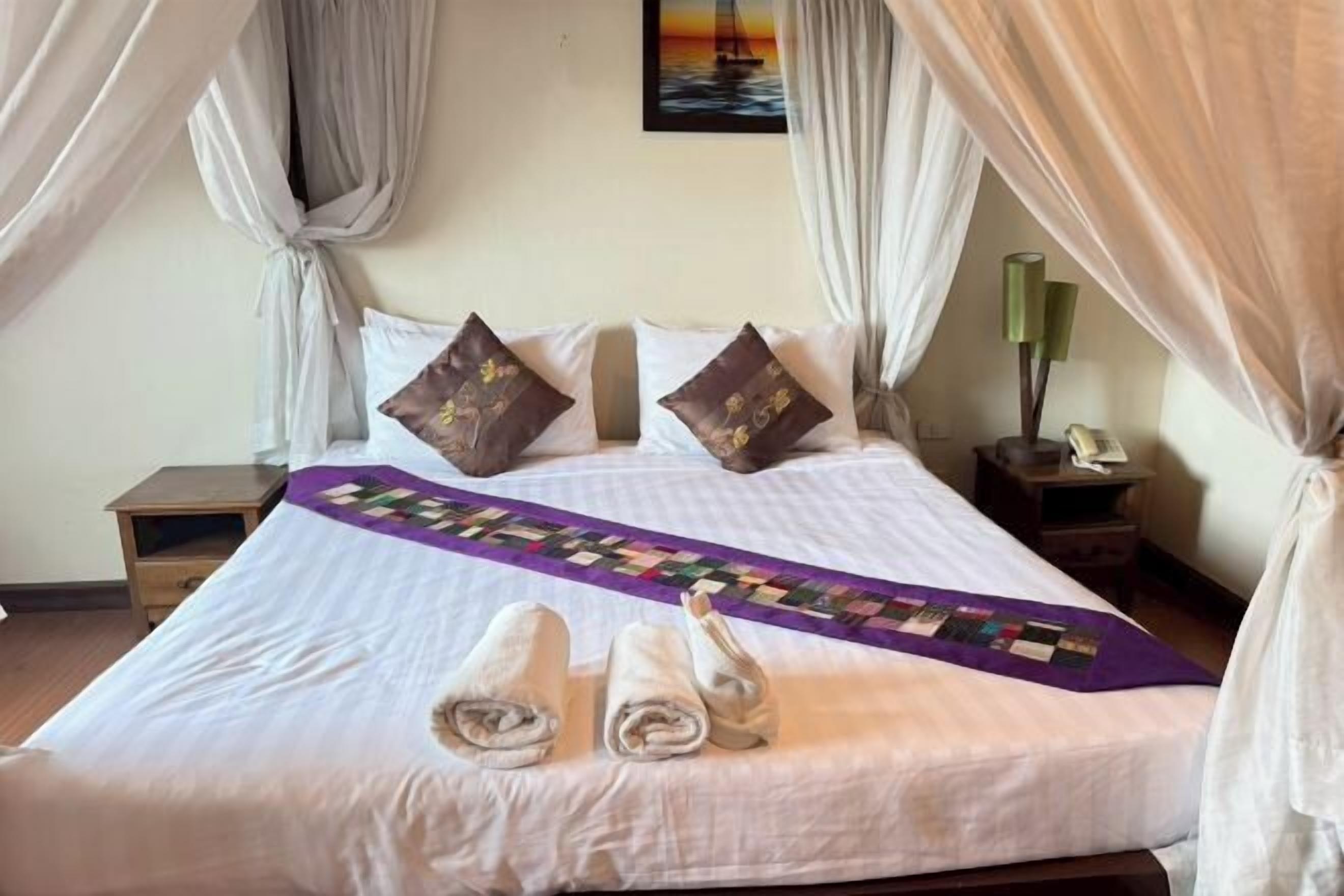 デスク、WiFi (無料)、ベッドシーツ