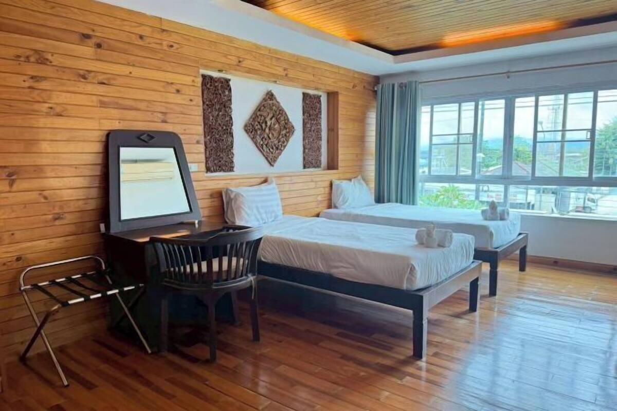 Escritorio, wifi gratis, ropa de cama