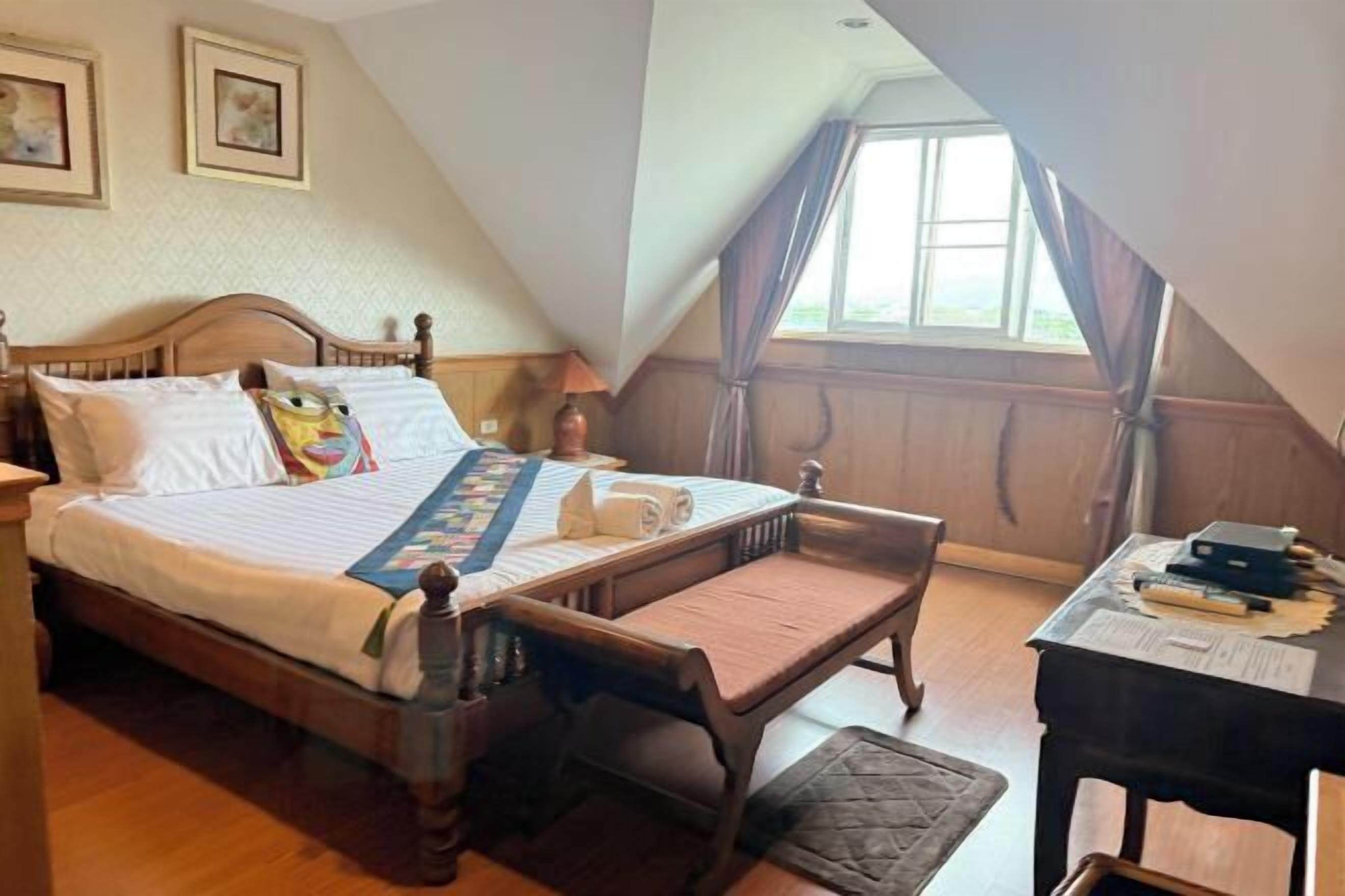 デスク、WiFi (無料)、ベッドシーツ