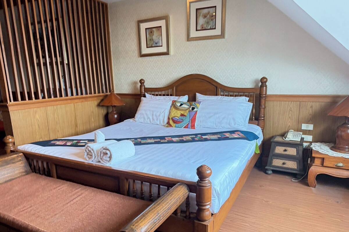 Suite, bañera | Escritorio, wifi gratis, ropa de cama