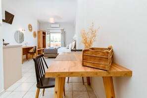 Superior Boutique Apartment (02) | Caja de seguridad en la habitación y decoración personalizada 