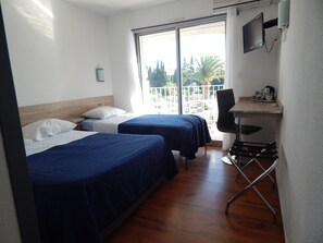 Ropa de cama de alta calidad y caja de seguridad en la habitación 