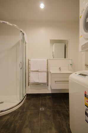 Bathroom - Ramada Suites Auckland, Federal Street (Auckland)