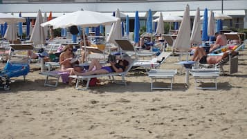 Privatstrand in der Nähe, Liegestühle, Sonnenschirme