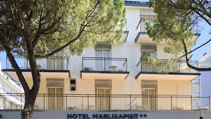 A hotel with a sign reading "HOTEL MARLISAPIER" and a balcony with railings. - Hotel Marlisa Pier (Jesolo)