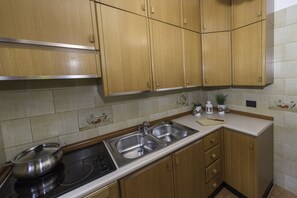 Apartment, 2 Bedrooms | Private kitchen