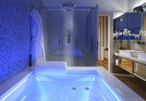 Superior-Suite, Whirlpool | Badezimmer | Dusche, Designer-Toilettenartikel, Haartrockner, Bademäntel