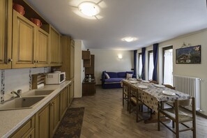 Apartment, 1 Bedroom | Private kitchen | Full-size fridge, microwave, oven, stovetop - Appartamento Dina (Livigno)