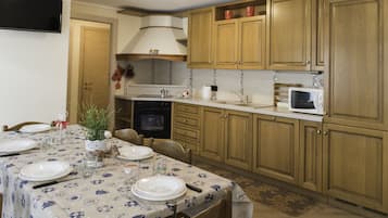 Apartment, 1 Bedroom | Private kitchen | Full-sized fridge, microwave, oven, stovetop