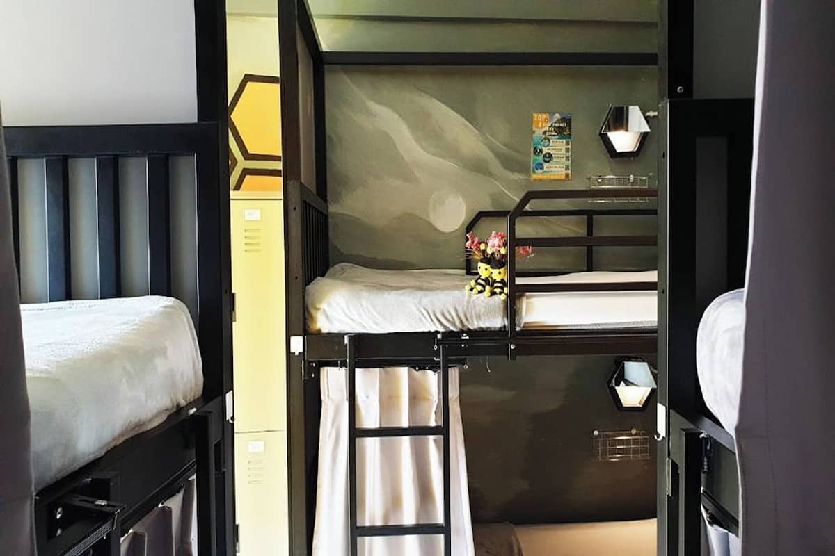 Bed in 6 Beds Mixed Dorm - Queen Size Bunk Bed | Truy cập Internet không dây miễn phí, bộ trải giường