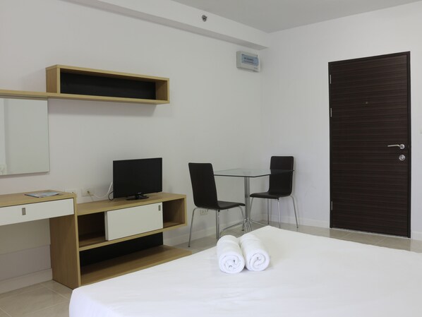 Condotel 1 Bedroom | Living area | 32-inch flat-screen TV with cable channels