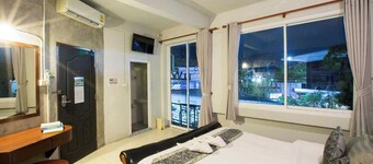 Beehive Phuket Old Town - Hostel