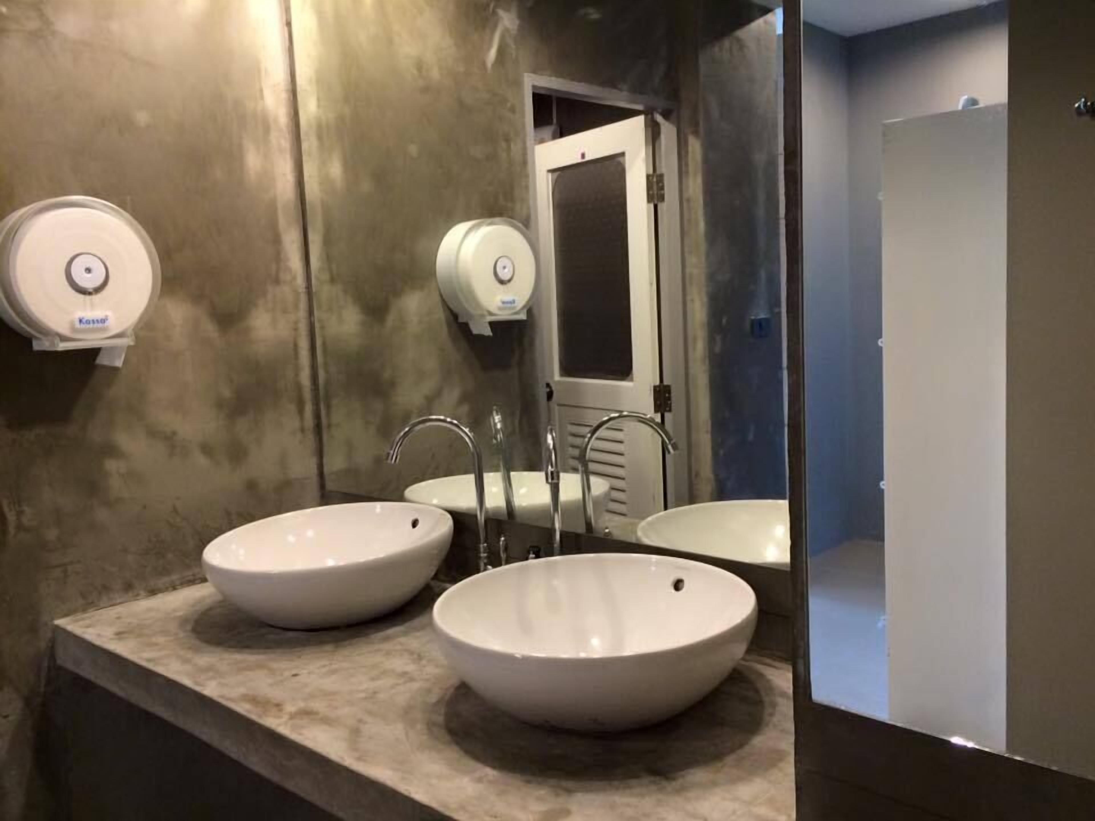 Bathroom sink