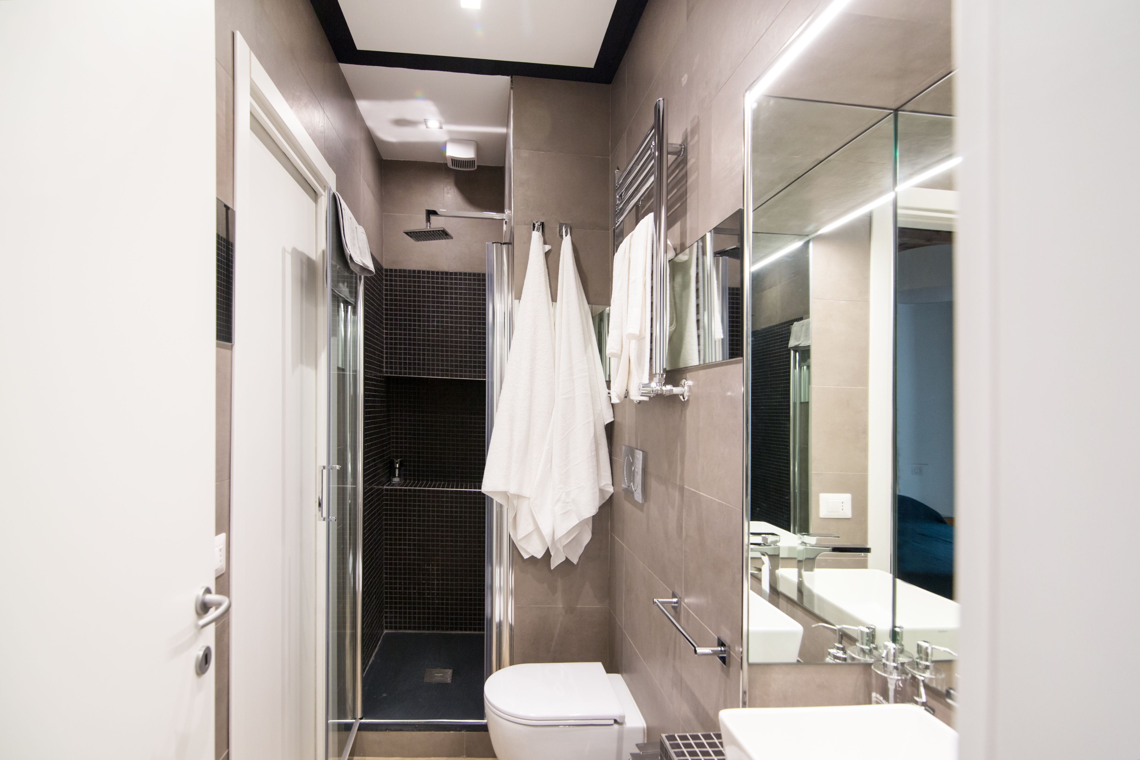 Deluxe appartement, kitchenette (Via Domenichino 5 - Rome) | Badkamer | Een douche, een regendouche, een haardroger, een bidet