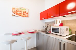 Apartment, 1 Bedroom (2 guests) | Makan dalam bilik
