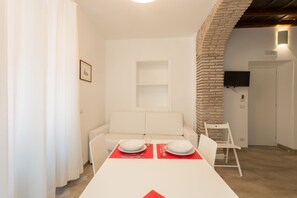 Apartamento, 1 habitación | Servicio de comidas en la habitación