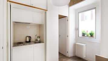 Apartamento Deluxe, cocina básica (Via Domenichino 5 - Rome) | Espacio para trabajar con un portátil y sistema de insonorización