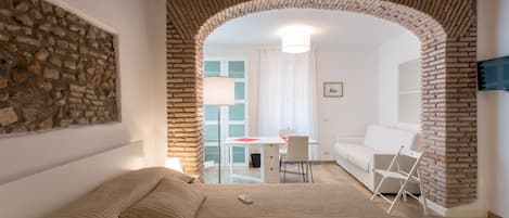 Apartamento, 1 habitación | Espacio para trabajar con un portátil y sistema de insonorización