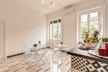 Daily continental breakfast (EUR 5.00 per person)