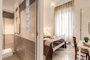 Suihku, ilmaiset hygieniatuotteet, hiustenkuivaaja, bidee