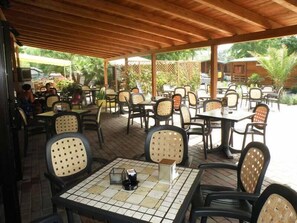 Petit déjeuner, déjeuner et dîner servis sur place