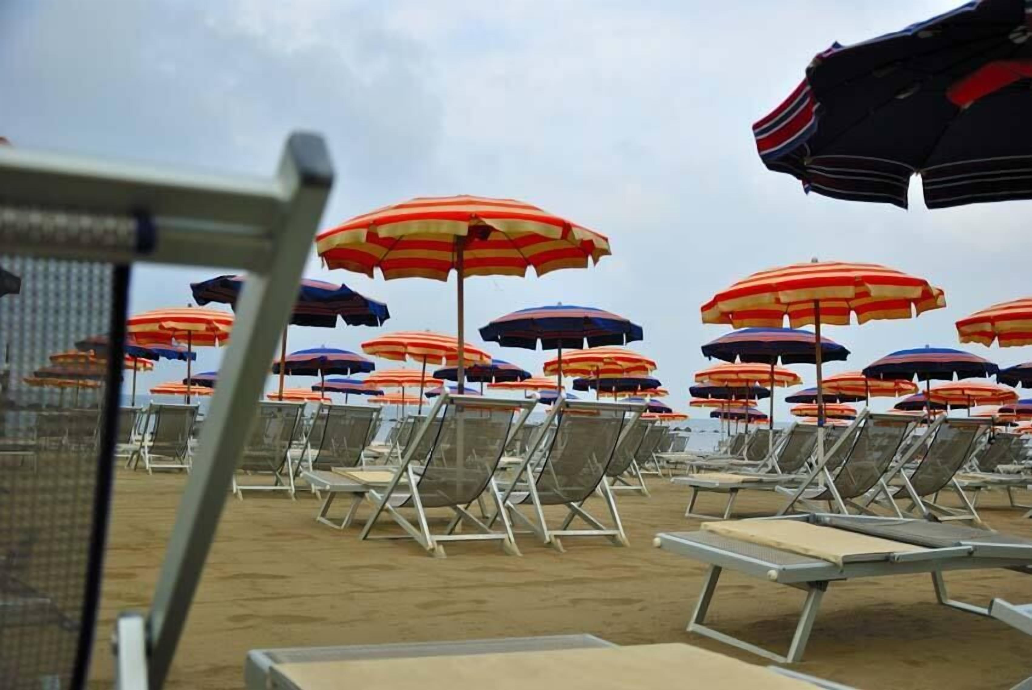 Privat strand i nærheten, solsenger, parasoller og sandvolleyball