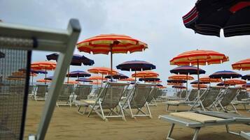 Privat strand i nærheten, solsenger, parasoller og sandvolleyball
