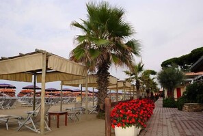 Plage privée à proximité, chaises longues, parasols, beach-volley