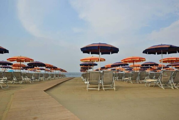 Plage privée à proximité, chaises longues, parasols, beach-volley
