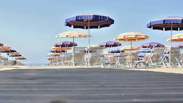 Privéstrand vlakbij, ligstoelen, parasols, beachvolleybal