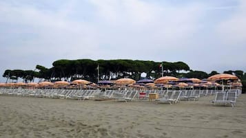 Plage privée à proximité, chaises longues, parasols, beach-volley