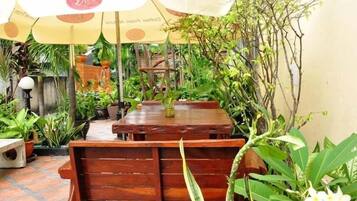 Se sirven desayunos, almuerzos, cenas y cocina tailandesa