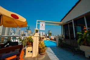 Outdoor pool - Sathorn Saint View Serviced Apartment (Bangkok)