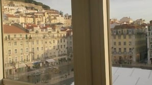 Blick auf eine Stadtlandschaft mit Gebäuden und einer Straße.