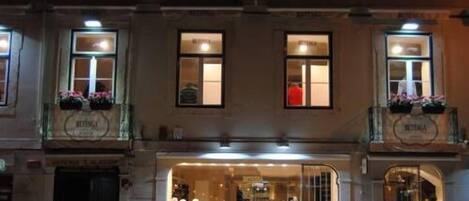 Fassade der Unterkunft – Abend/Nacht