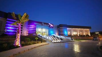 Vista frontal de la propiedad por la tarde o noche