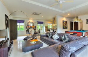 Three-Bedroom Villa with Private Pool | Sala de estar | Televisión de pantalla plana 