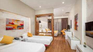 Suíte júnior, 1 cama King, vista para o jardim | Frigobar (abastecido com itens grátis), cofres nos quartos, escrivaninha
