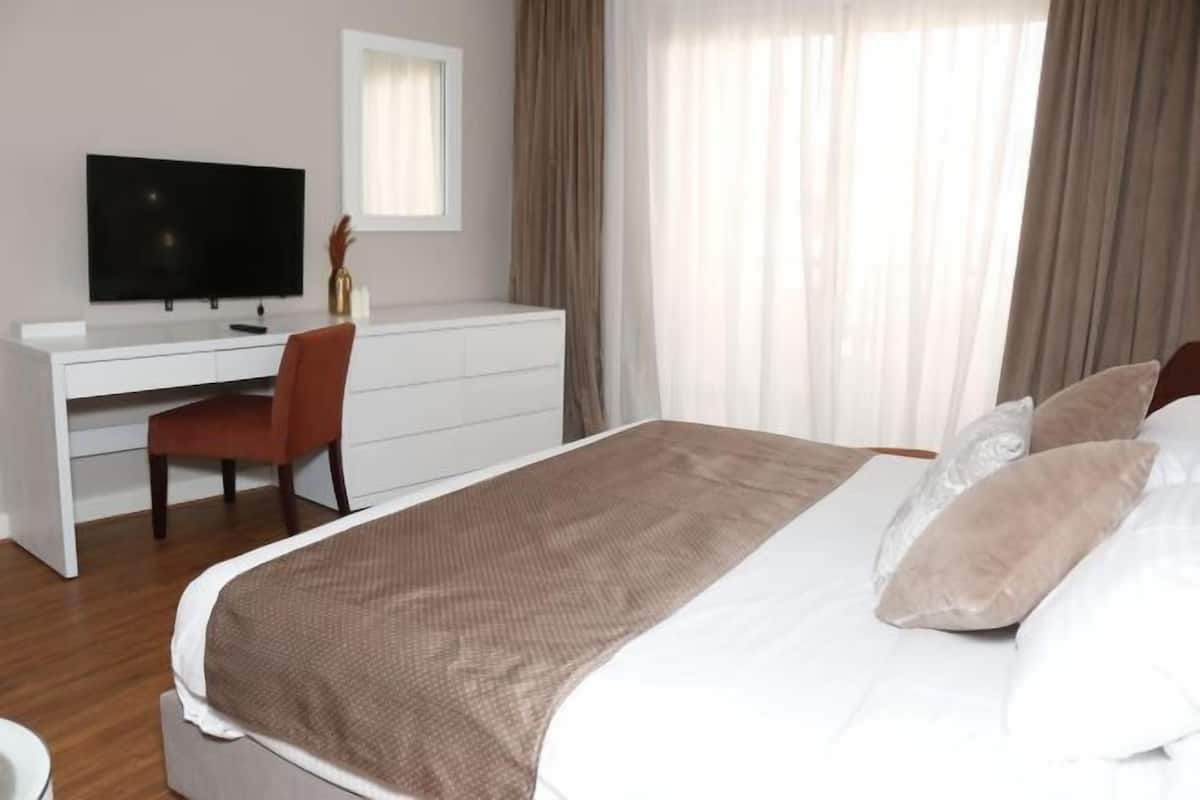Artículos del minibar gratis y caja de seguridad en la habitación