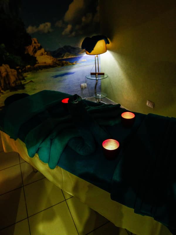 Sauna, hammam, hammam, soins corporels, massages aux pierres chaudes