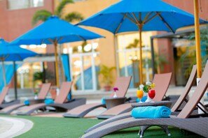 Una piscina al aire libre, sombrillas