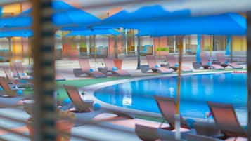 Piscine extérieure, parasols de plage