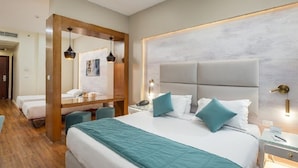 Suite – junior, 1 kingsize-seng, hageutsikt | Minibar (inkludert), safe på rommet og skrivebord