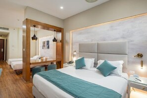 Minibar con artículos gratuitos y caja de seguridad en la habitación 