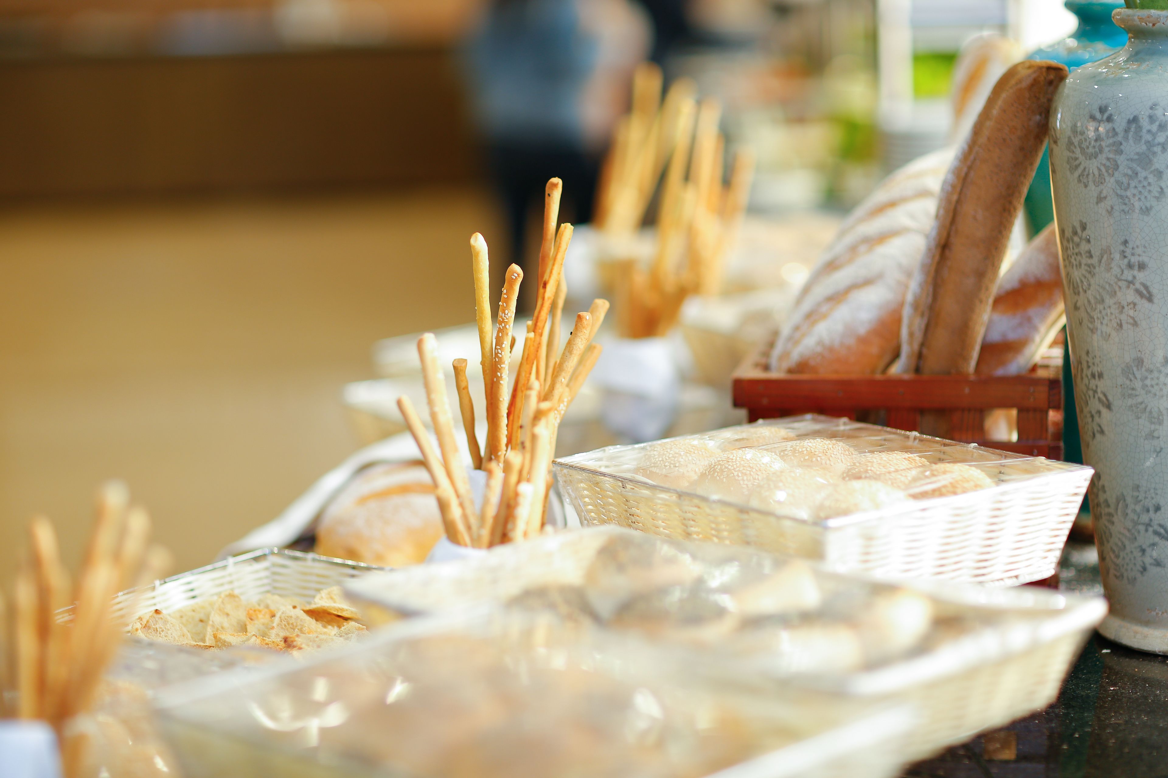 Una mesa de buffet con diversos alimentos, como pan, pasteles y galletas.